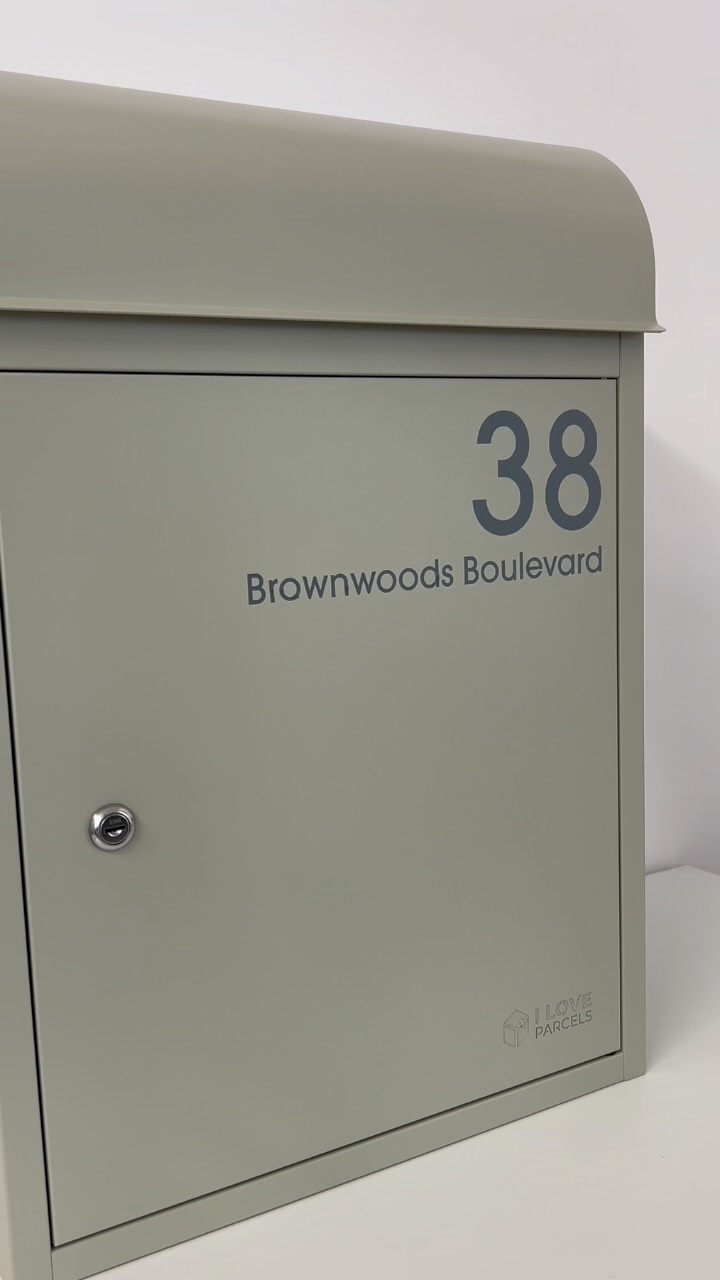 Add the finishing touch with our personalised house-name vinyl. Shown here on the Fulham Parcel Box, this optional personalisation adds your chosen…