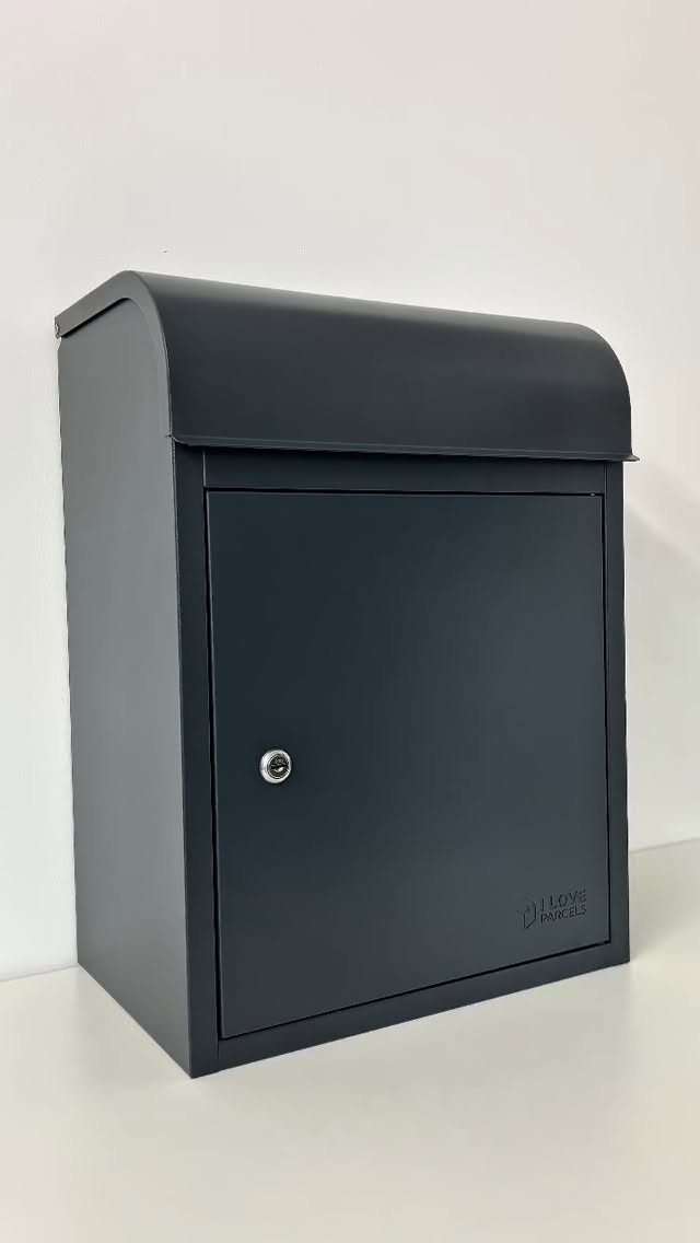 A closer look at how the Fulham Parcel Box works. Parcels are placed through the upper delivery hatch and retrieved from the…